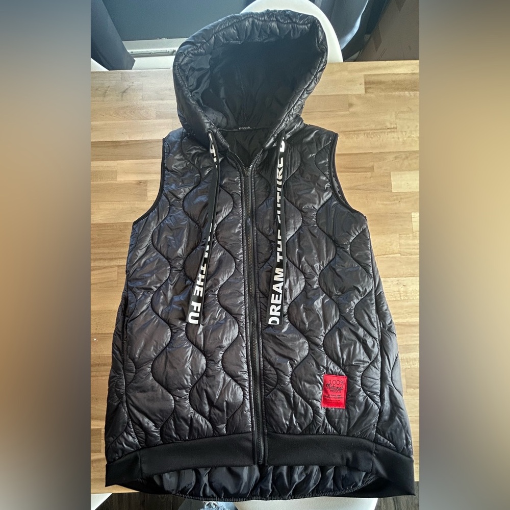 Veste matelassée noire avec capuche
De marque Froccella style européen moderne